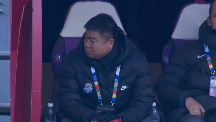 中超争锋：津门虎迎战辽宁铁人，双主帅危机浮
