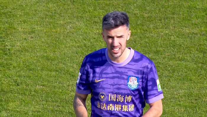 中超争锋：津门虎迎战辽宁铁人，双主帅危机浮