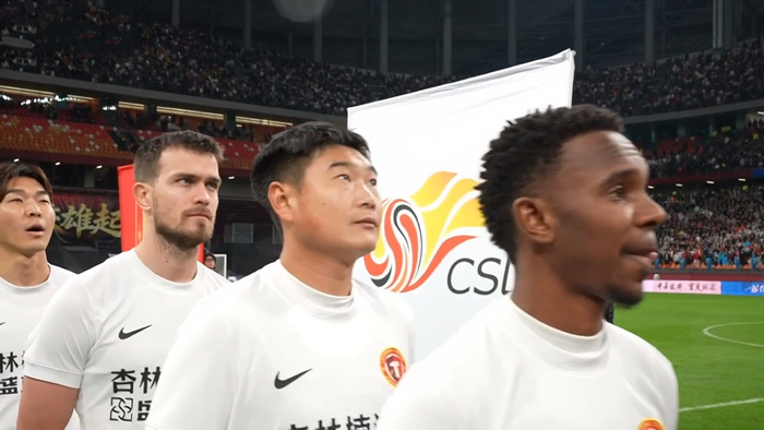 中超争锋：津门虎迎战辽宁铁人，双主帅危机浮