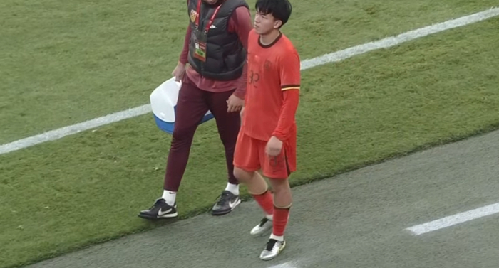 U23国足对阵泰国裁判争议判罚引争议 王博豪伤退