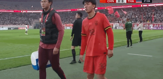 U23国足对阵泰国裁判争议判罚引争议 王博豪伤退