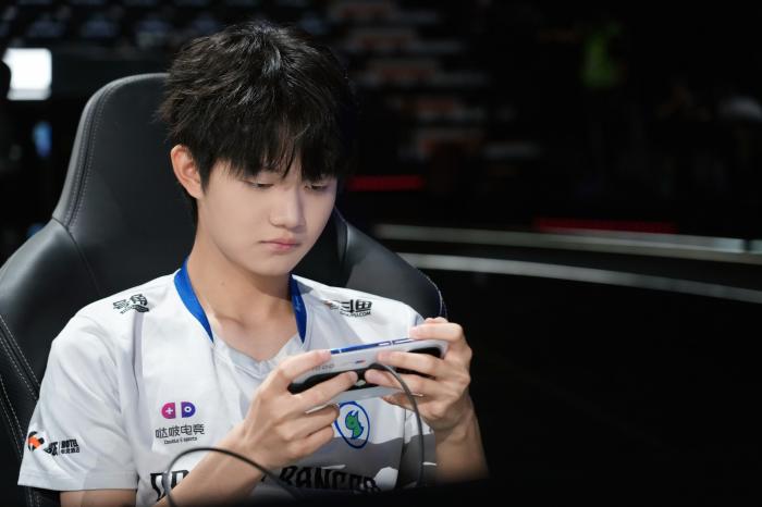 花缘首秀惊艳KPL春季赛 19岁少年期待再创奇迹